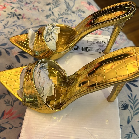 Gold Pumps - Picture 2 of 4